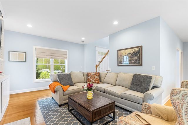 76 Woods Lane, Cranston, RI 02921