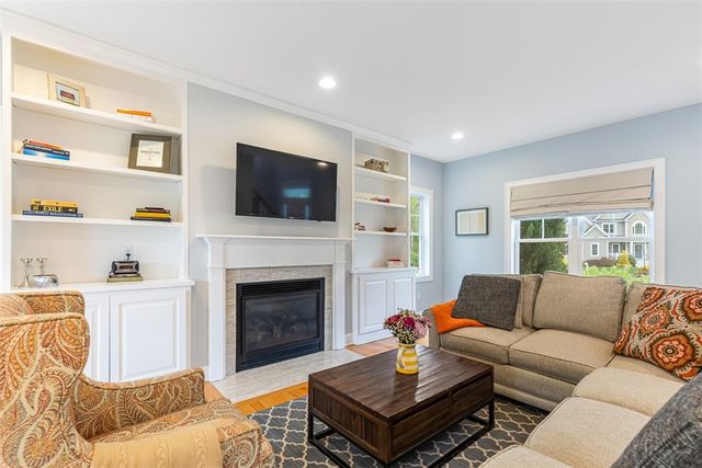76 Woods Lane, Cranston, RI 02921