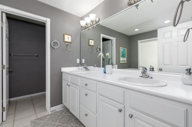 8140 Chambery Boulevard, Johnston, IA 50131