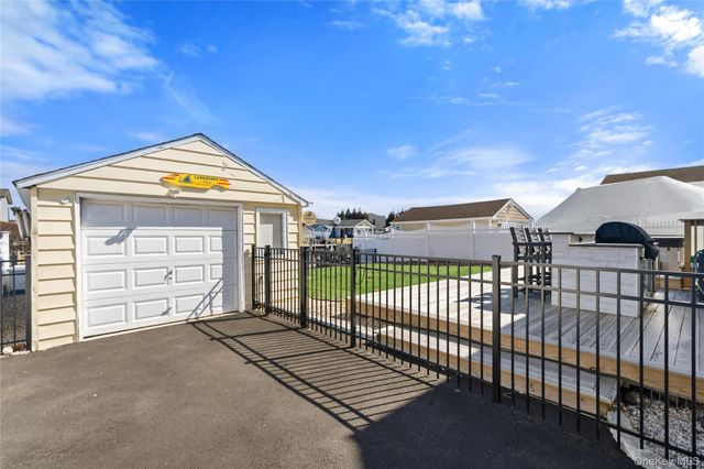 185 East Drive, Copiague, NY 11726