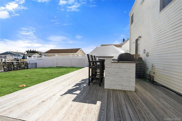 185 East Drive, Copiague, NY 11726