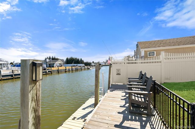 185 East Drive, Copiague, NY 11726