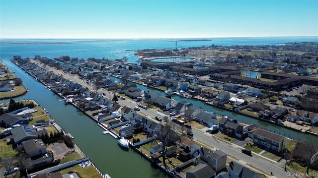 185 East Drive, Copiague, NY 11726