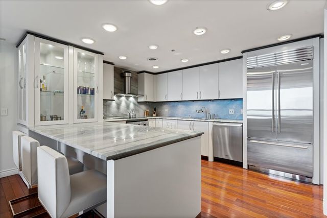 180 E PEARSON Street 4002, Chicago, IL 60611