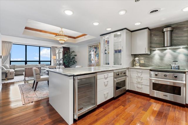 180 E PEARSON Street 4002, Chicago, IL 60611