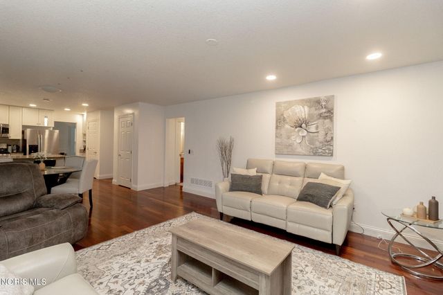 9151 Rolling Hill Road, Holland, OH 43528