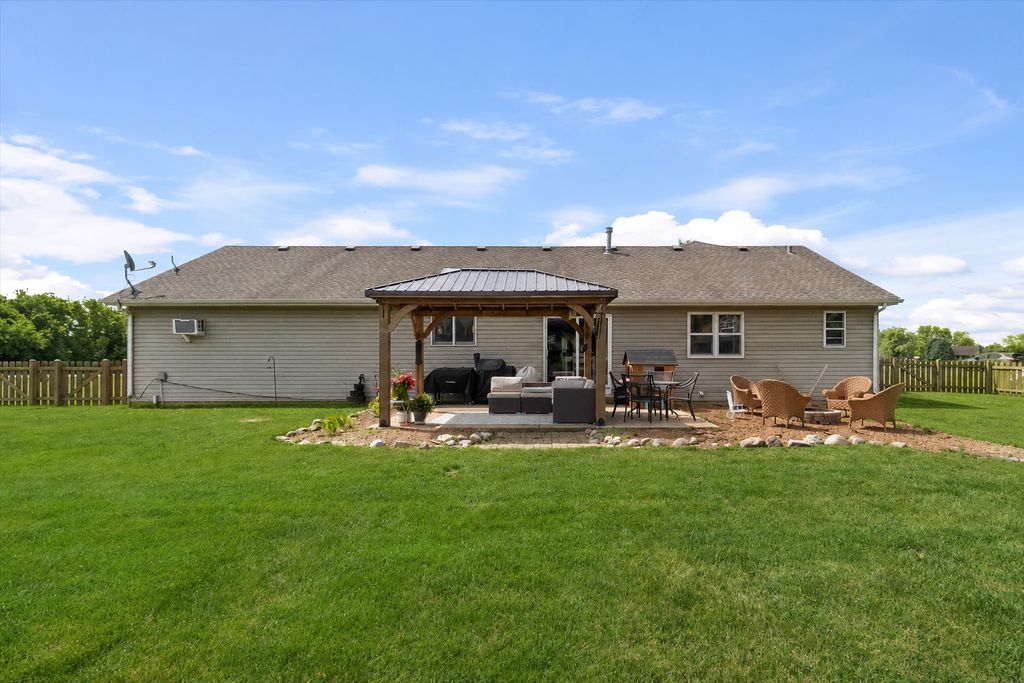 Image 24 of property listing at 4091 E 2370th Road, Sheridan, IL 60551