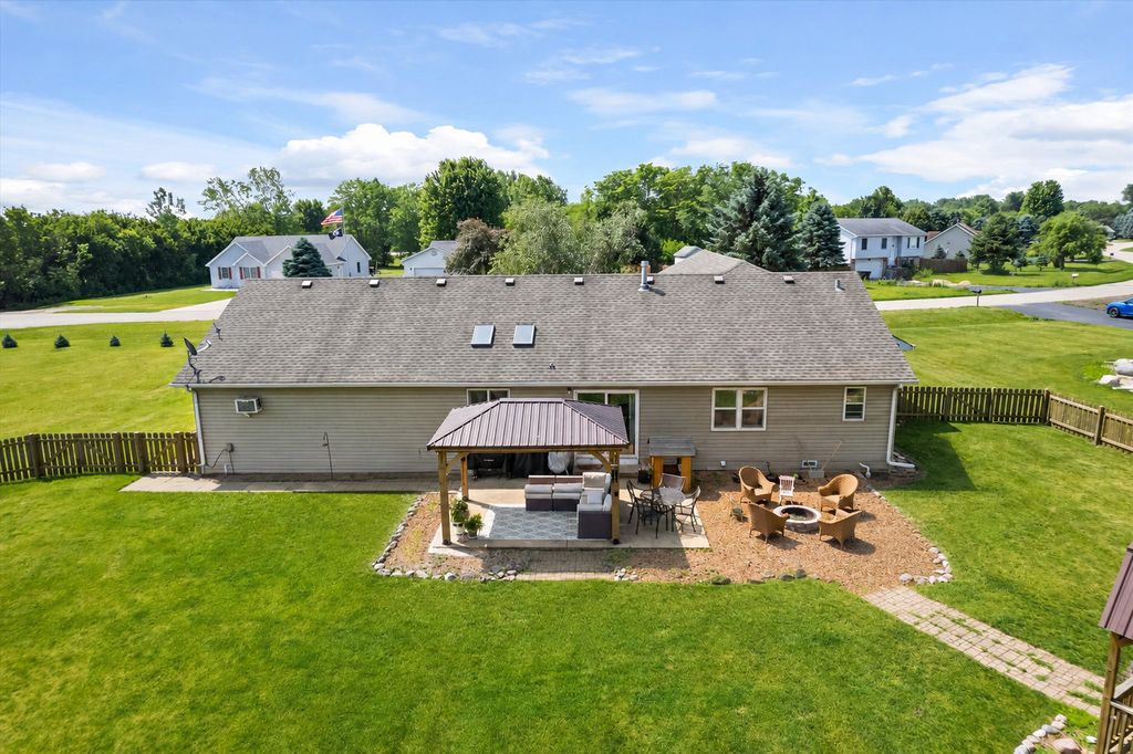 Image 25 of property listing at 4091 E 2370th Road, Sheridan, IL 60551