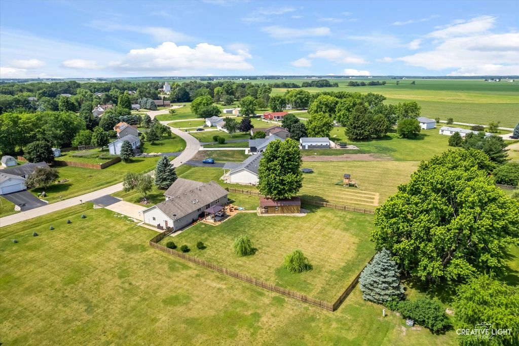 Image 28 of property listing at 4091 E 2370th Road, Sheridan, IL 60551