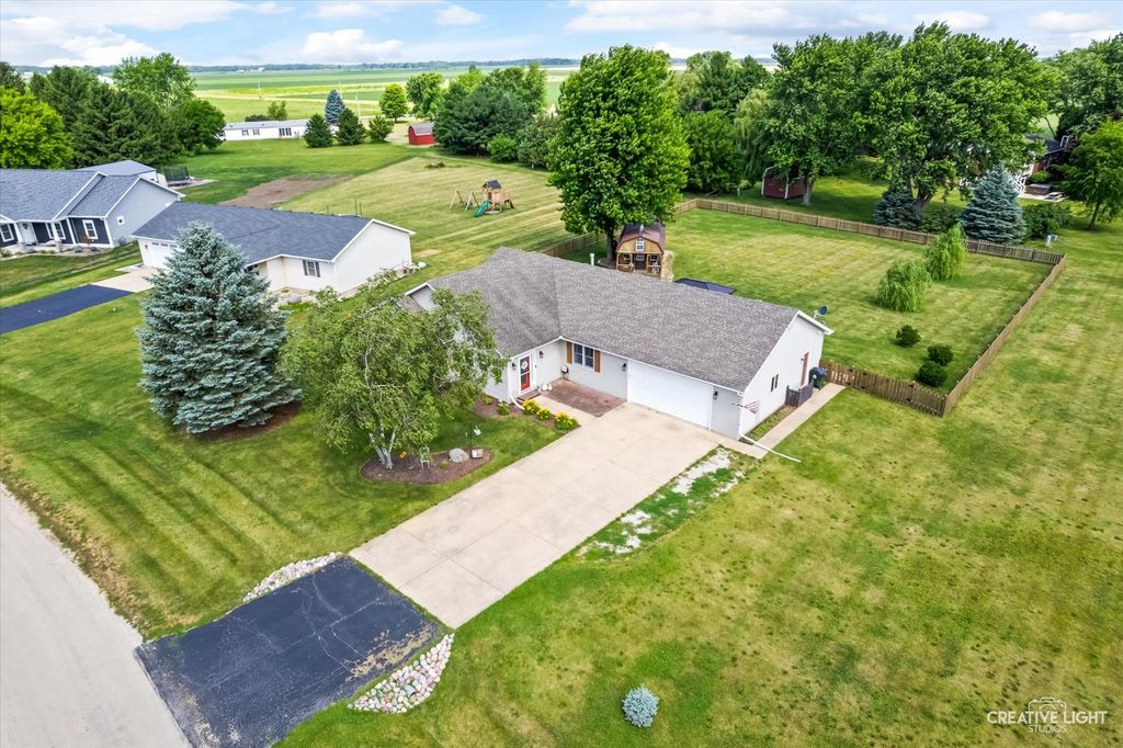 Image 30 of property listing at 4091 E 2370th Road, Sheridan, IL 60551