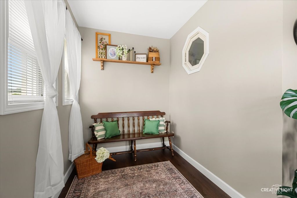 Image 5 of property listing at 4091 E 2370th Road, Sheridan, IL 60551