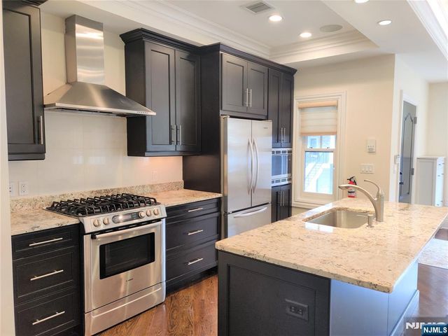 12 Marquis Court, Edgewater, NJ 07020