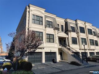 12 Marquis Court, Edgewater, NJ 07020
