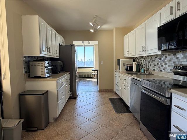 200 Winston Drive 1014, Cliffside Park, NJ 07010