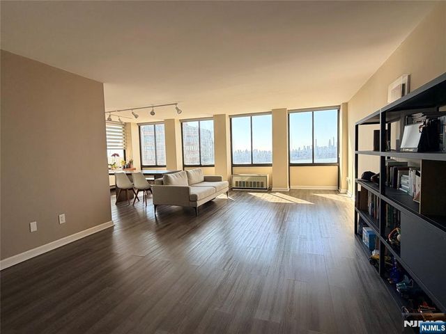 200 Winston Drive 1014, Cliffside Park, NJ 07010