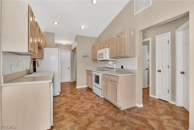 2202 SW 39th ST, Cape Coral, FL 33914