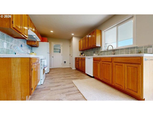 1221 IRIS St, Brookings, OR 97415