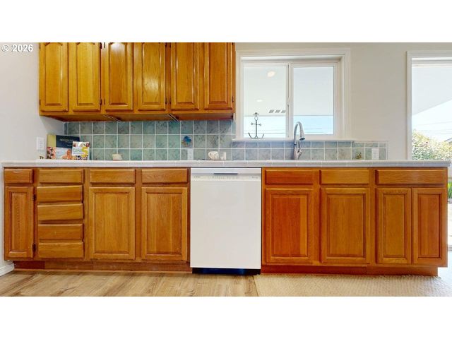 1221 IRIS St, Brookings, OR 97415