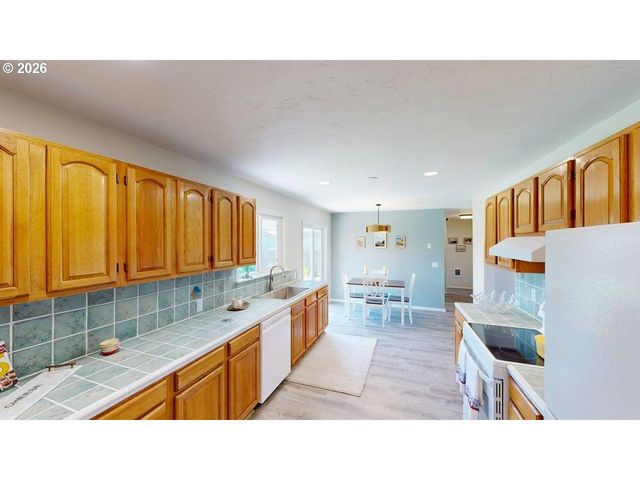 1221 IRIS St, Brookings, OR 97415