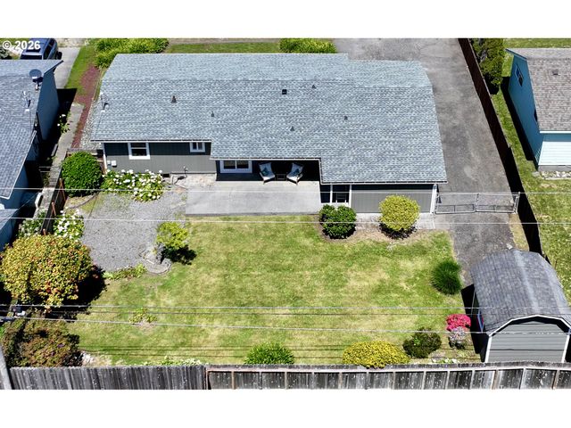 1221 IRIS St, Brookings, OR 97415