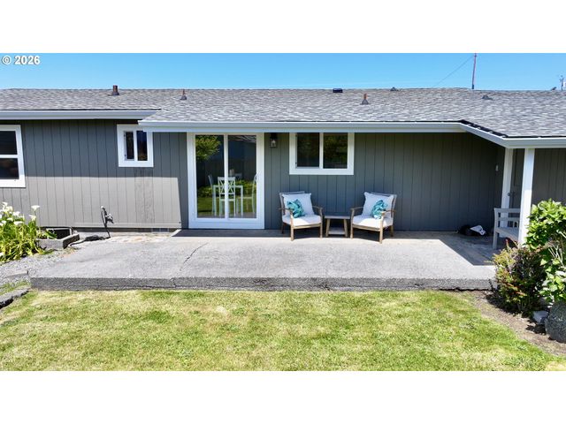 1221 IRIS St, Brookings, OR 97415