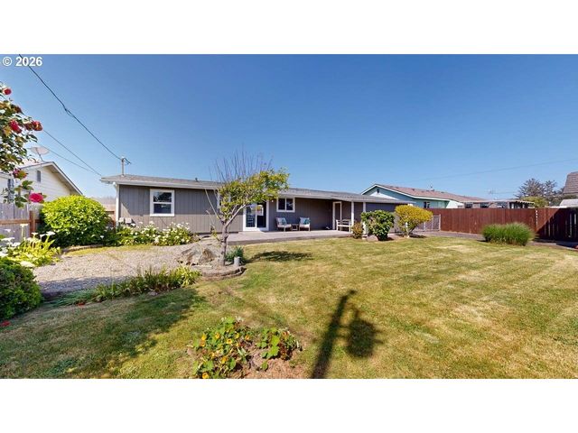 1221 IRIS St, Brookings, OR 97415