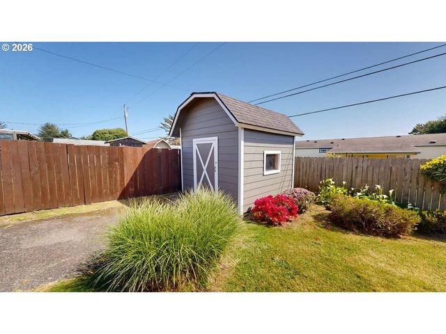 1221 IRIS St, Brookings, OR 97415
