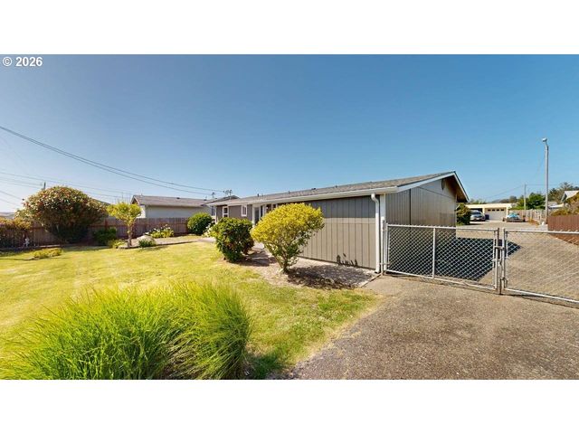 1221 IRIS St, Brookings, OR 97415