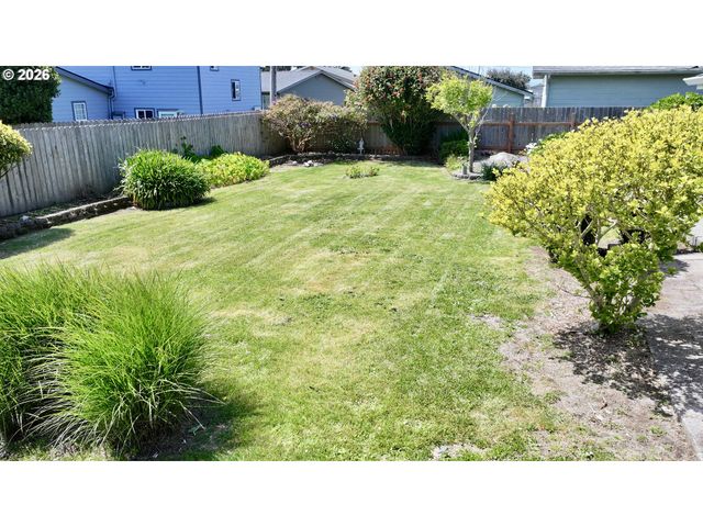 1221 IRIS St, Brookings, OR 97415