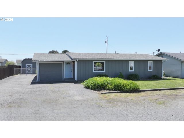 1221 IRIS St, Brookings, OR 97415
