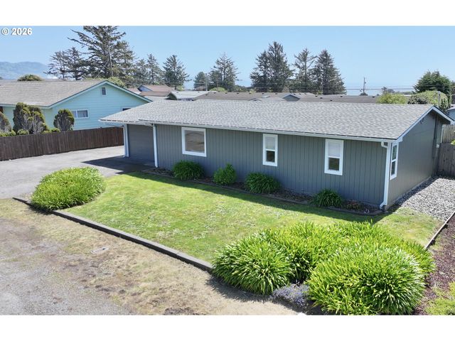 1221 IRIS St, Brookings, OR 97415