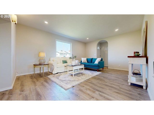 1221 IRIS St, Brookings, OR 97415