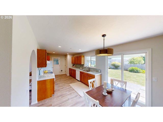 1221 IRIS St, Brookings, OR 97415