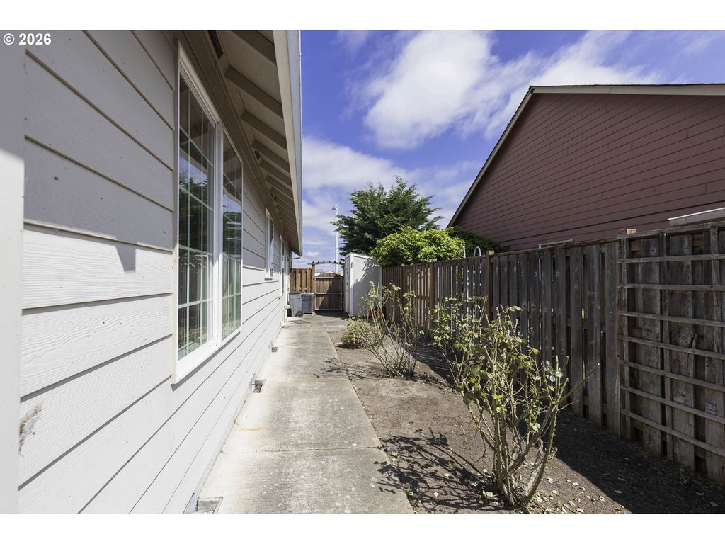 Image 28 of property listing at 1964 Nw COTTONWOOD Dr, Mc Minnville, OR 97128
