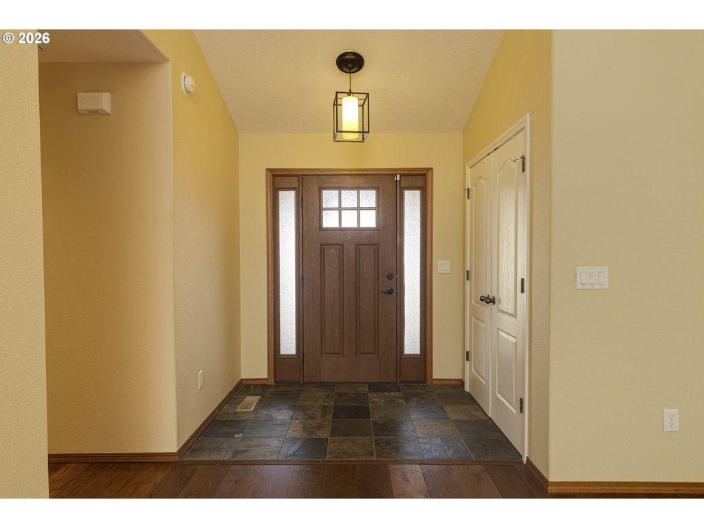 Image 3 of property listing at 1964 Nw COTTONWOOD Dr, Mc Minnville, OR 97128
