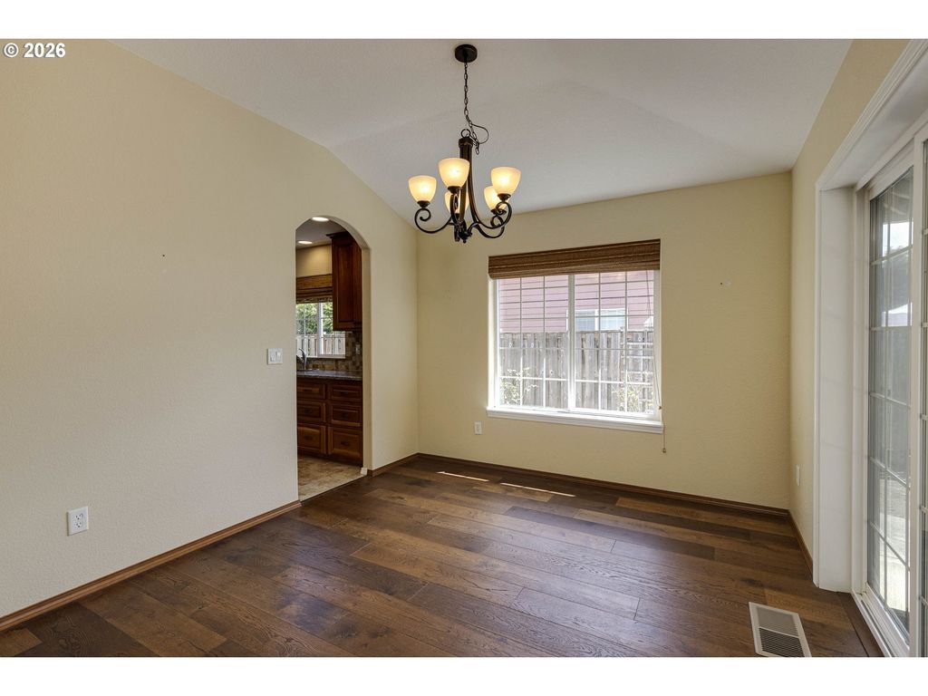 Image 6 of property listing at 1964 Nw COTTONWOOD Dr, Mc Minnville, OR 97128