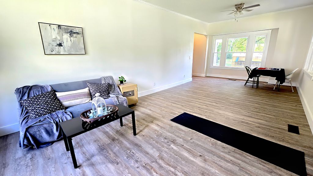 Image 16 of property listing at 433 S Lincoln Boulevard, Centralia, IL 62801