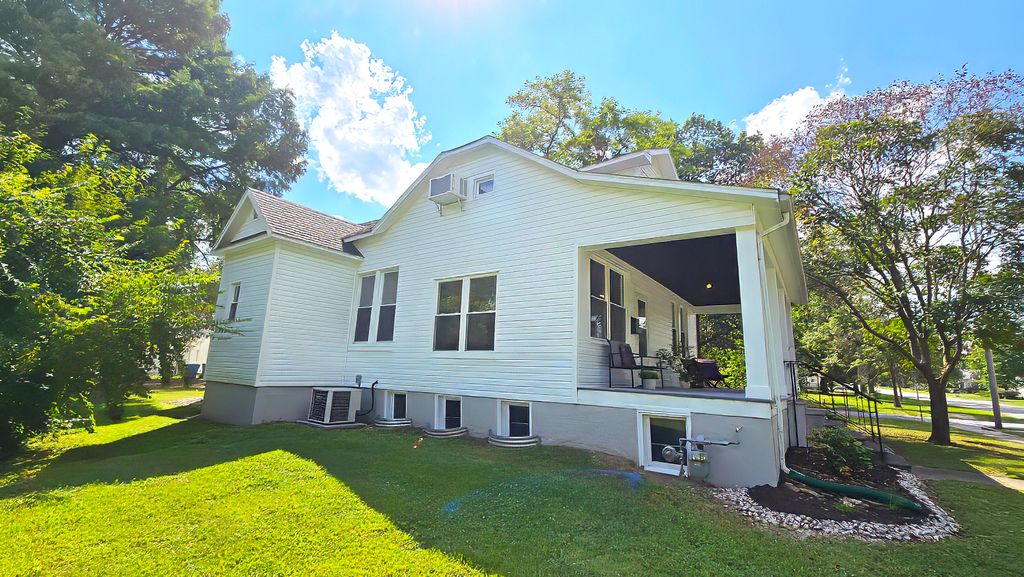 Image 4 of property listing at 433 S Lincoln Boulevard, Centralia, IL 62801