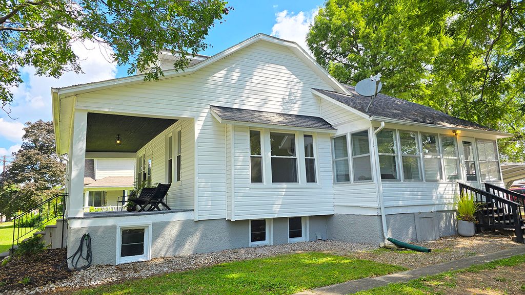 Image 5 of property listing at 433 S Lincoln Boulevard, Centralia, IL 62801