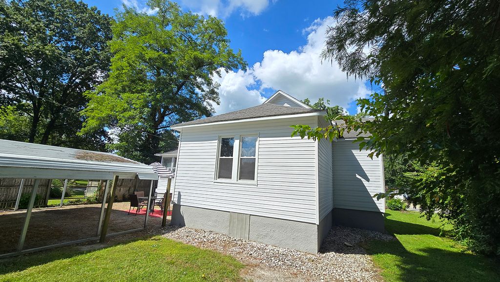 Image 10 of property listing at 433 S Lincoln Boulevard, Centralia, IL 62801