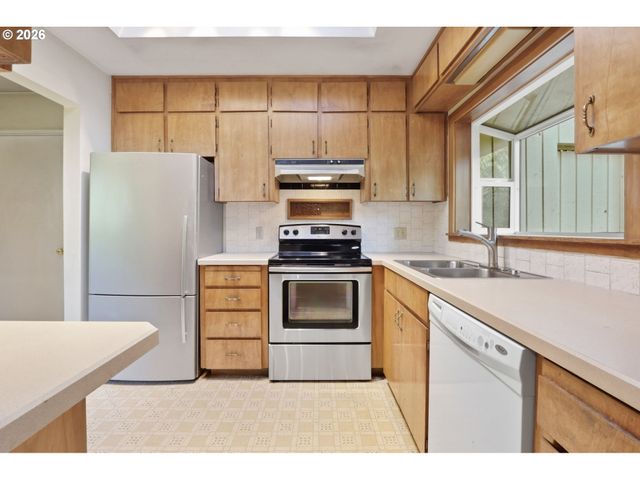 9477 Sw 62ND Dr, Portland, OR 97219