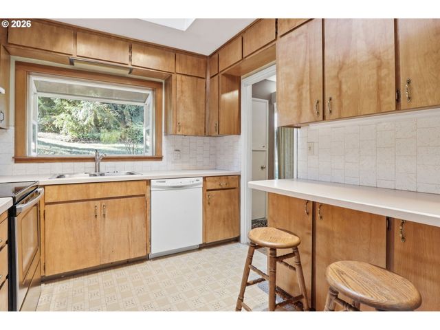 9477 Sw 62ND Dr, Portland, OR 97219