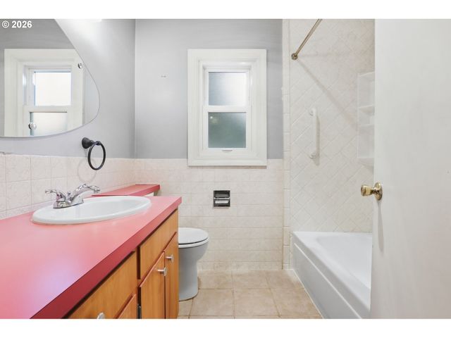 9477 Sw 62ND Dr, Portland, OR 97219