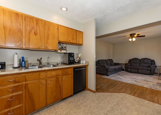 505 Highview Drive, Clinton, IA 52372