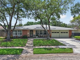 609 Peerman Pl, Corpus Christi, TX 78411