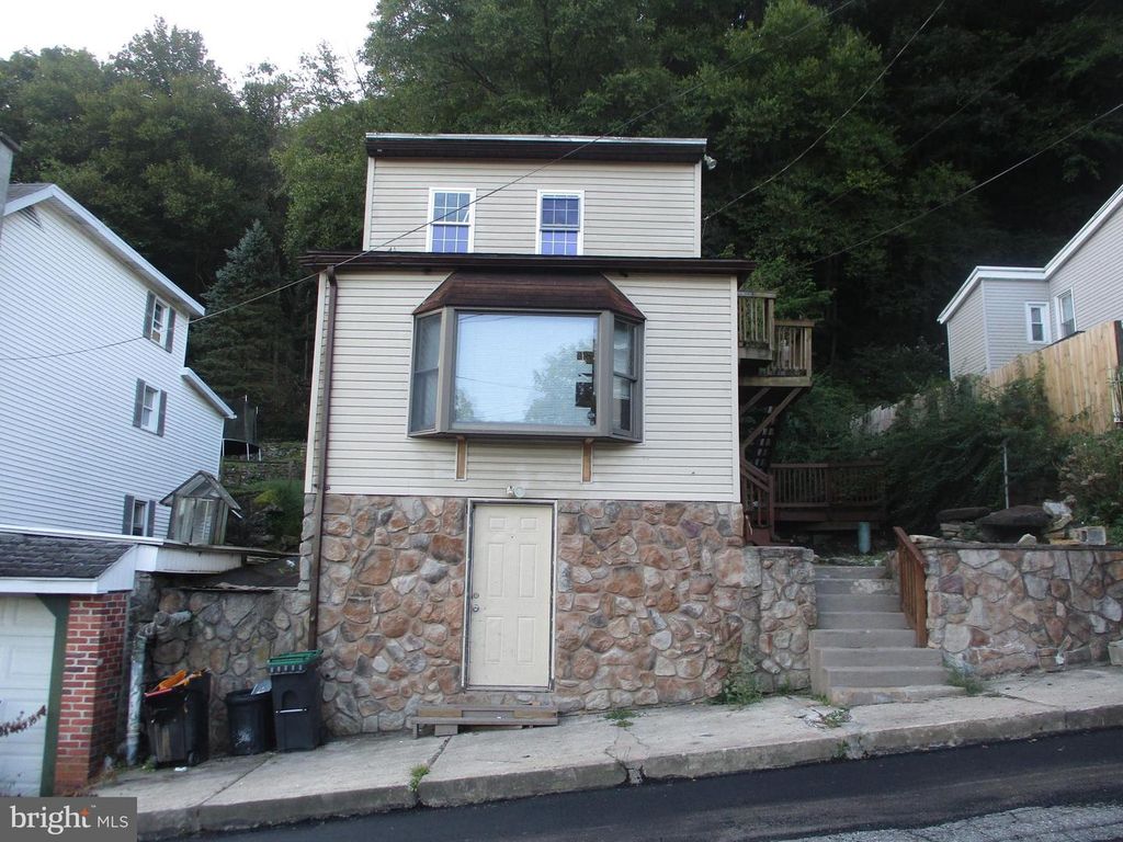 512 W SAVORY ST, Pottsville, PA 17901