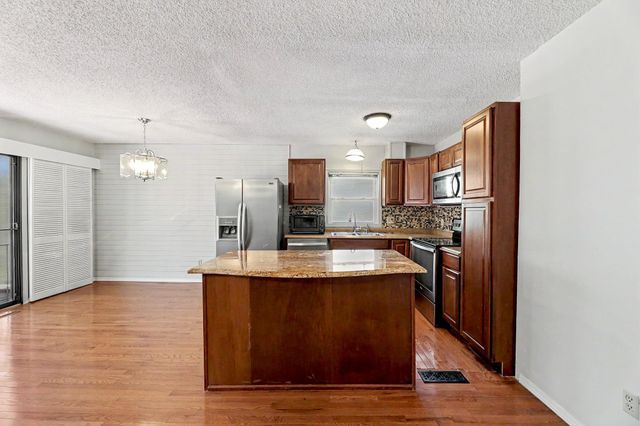 4051 Clarendon, Bel Aire, KS 67220