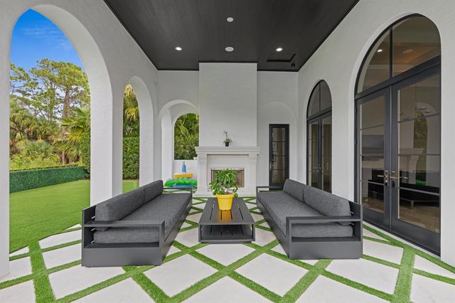 111 Via Palacio, Palm Beach Gardens, FL 33418