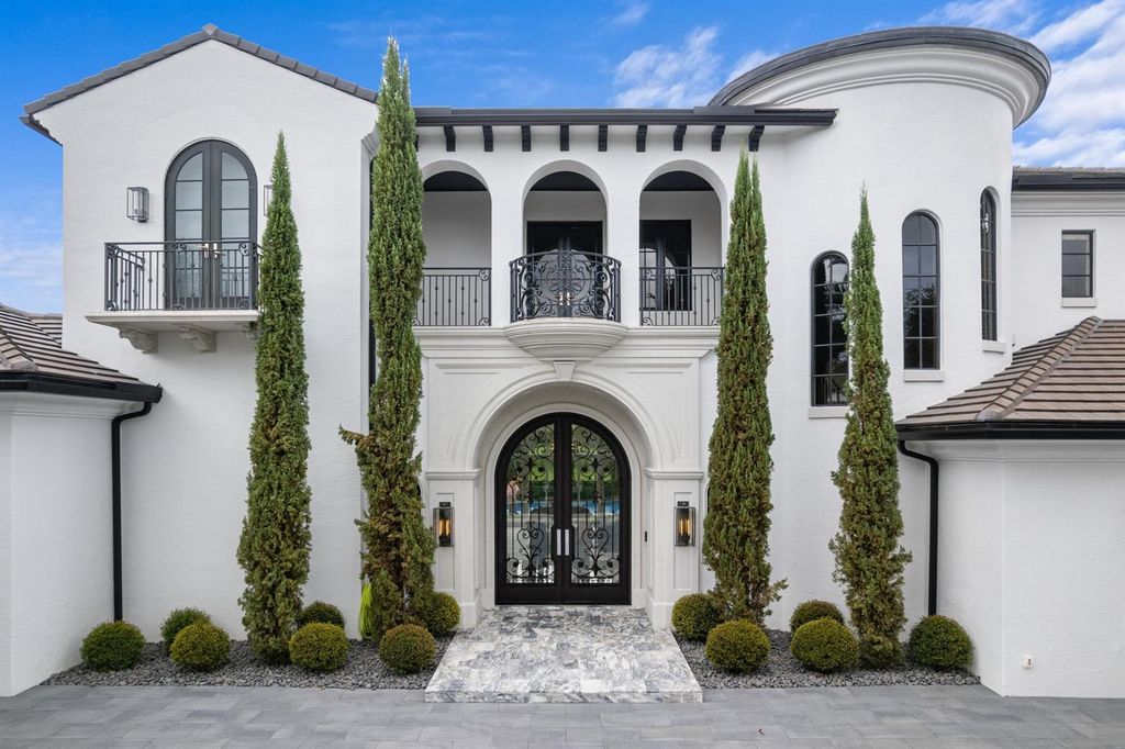 111 Via Palacio, Palm Beach Gardens, FL 33418