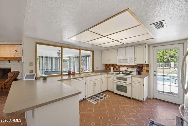 1725 N LINDSAY Road, Mesa, AZ 85213